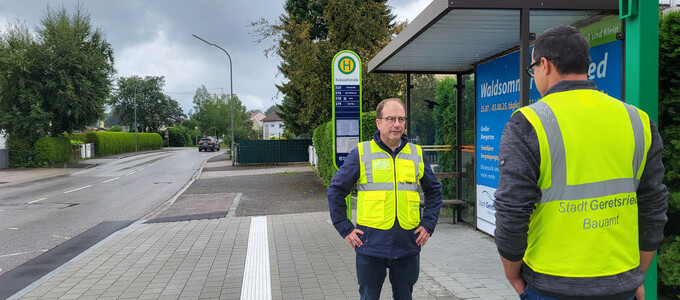 Bürgermeister Müller an der Bushaltestelle "Rübezahlstraße" | © Stadt Geretsried