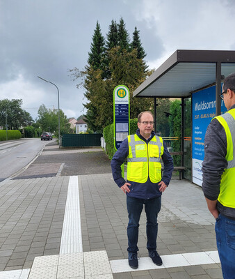 Bürgermeister Müller an der Bushaltestelle "Rübezahlstraße" | © Stadt Geretsried
