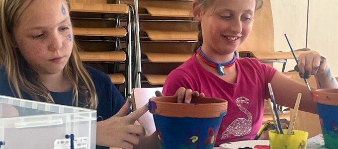 Zwei Mädchen bemalen Blumentöpfe | © Stadt Geretsried