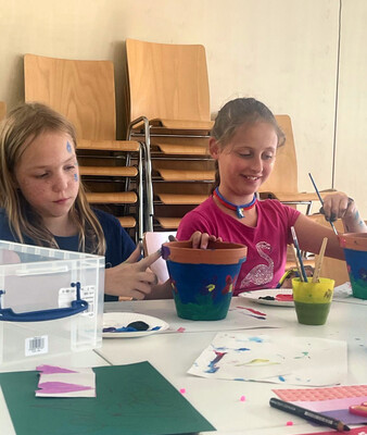 Zwei Mädchen bemalen Blumentöpfe | © Stadt Geretsried