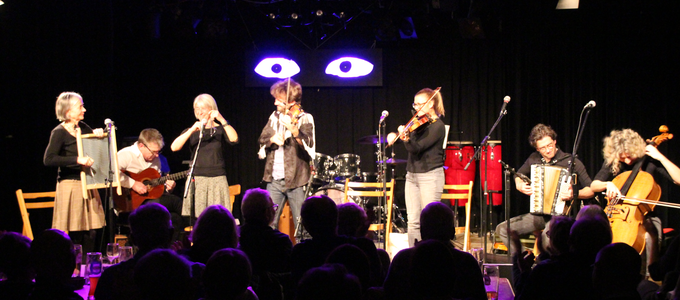 Die „Wellküren“ und die „NouWell Cousines“ auf der Bühne | © Stadt Geretsried