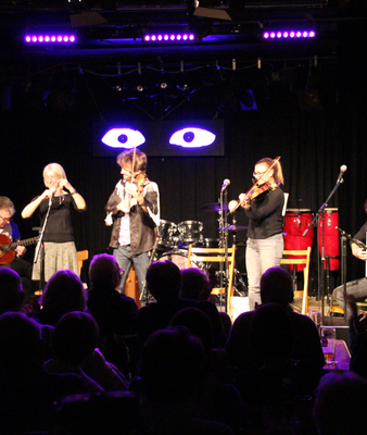 Die „Wellküren“ und die „NouWell Cousines“ auf der Bühne | © Stadt Geretsried