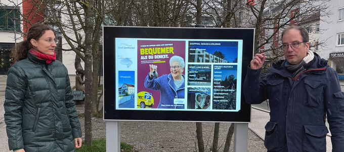 Bürgermeister Müller erklärt den Info-Point | © Stadt Geretsried