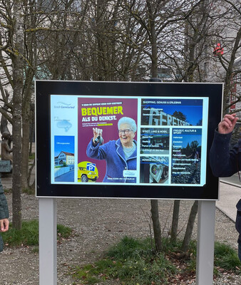 Bürgermeister Müller erklärt den Info-Point | © Stadt Geretsried