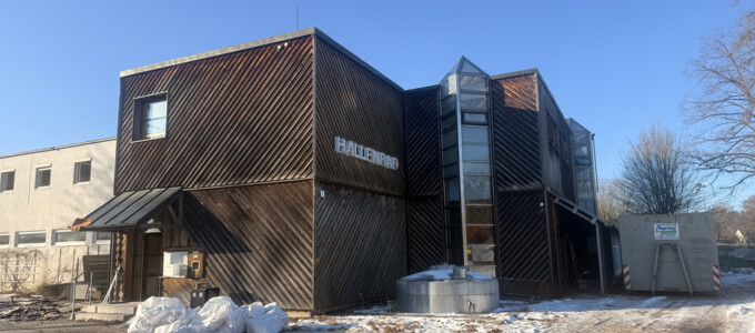 Außenaufnahme des alten Hallenbades im Winter | © Stadt Geretsried