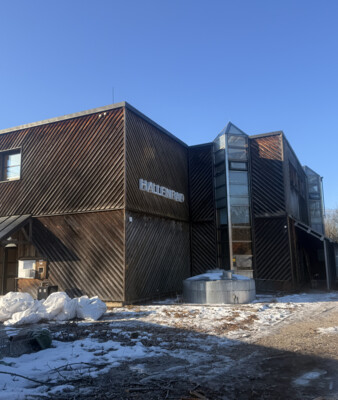 Außenaufnahme des alten Hallenbades im Winter | © Stadt Geretsried