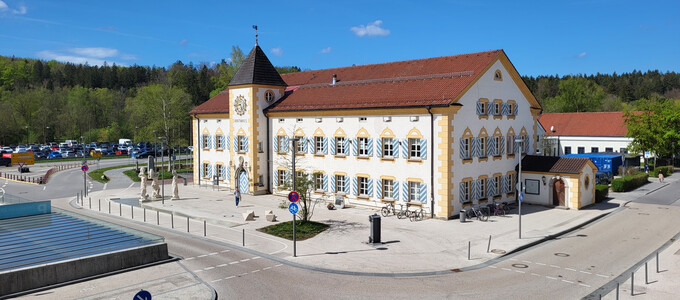 Außenaufnahme vom Rathaus im Sommer | © Stadt Geretsried