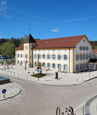 Außenaufnahme vom Rathaus im Sommer | © Stadt Geretsried