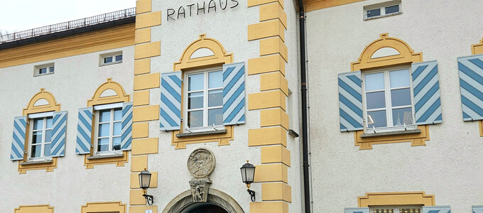 Alle Schülerinnen und Schüler, Bürgermeister Müller, Anita Zwicknagl und die Lehrerinnen stehen vor dem Rathaus | © Stadt Geretsried