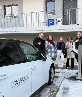 Die Gruppe steht neben dem E-Auto an der Ladesäule in der Banater Straße | © Krämmel GmbH