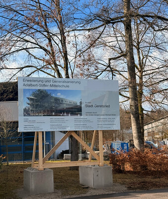 Bautafel für die Erweiterung und Generalsanierung der Adalbert-Stifter-Mittelschule | © Stadt Geretsried