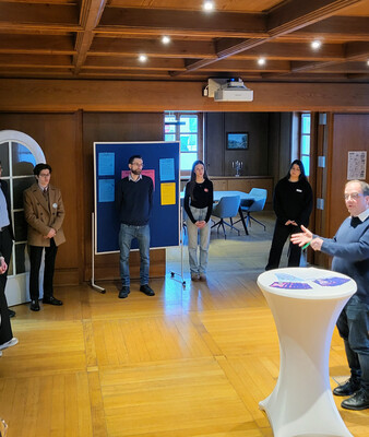 Erster Bürgermeister Michael Müller im Kleinen Sitzungssaal spricht zu den Jugendlichen  | © Stadt Geretsried