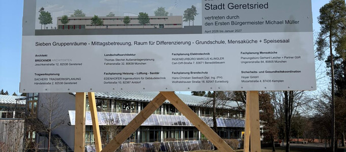 Bautafel informiert über die Aufstockung und Erweiterung der Mittagsbetreuung an der Isardamm-Grundschule  | © Stadt Geretsried