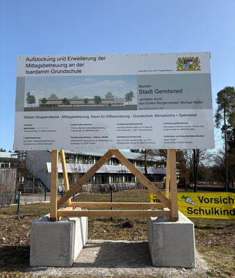 Bautafel informiert über die Aufstockung und Erweiterung der Mittagsbetreuung an der Isardamm-Grundschule  | © Stadt Geretsried