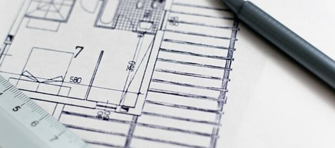 Skizze eines Bauplans mit Lineal und Stift | © Stadt Geretsried