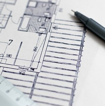 Skizze eines Bauplans mit Lineal und Stift | © Stadt Geretsried