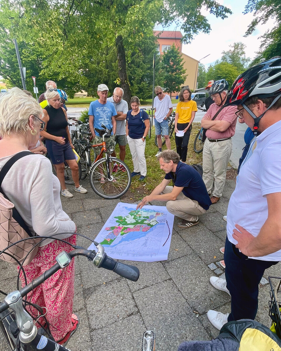 Eine Gruppe von Menschen informieren sich beim Walk Shop | © Stadt Geretsried