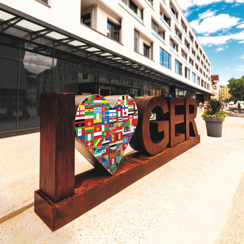 Schriftzug I LOVE GER mit Flaggen aller Nationen in Geretsried | © Stadt Geretsried