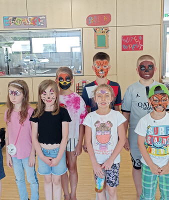 Ferienspaß | © Stadt Geretsried Eine Gruppe von Kindern präsentiert ihre bemalten Gesichter | © Stadt Geretsried