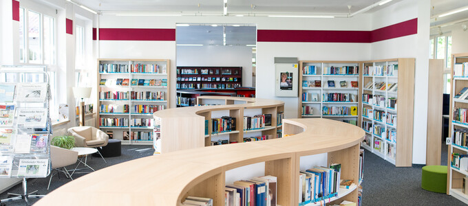 Regale voller Bücher in der Bibliothek | © Stadt Geretsried