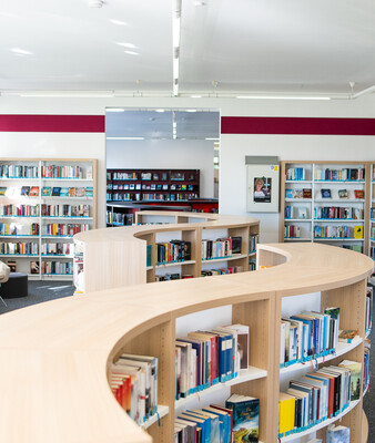Regale voller Bücher in der Bibliothek | © Stadt Geretsried
