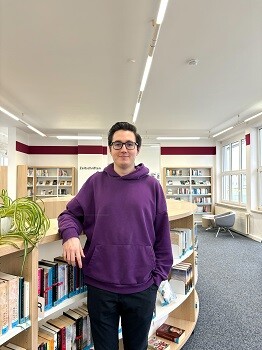 Philipp Baindl ist ein Mitarbeiter im Team der Stadtbibliothek Geretsried. | © Stadt Geretsried