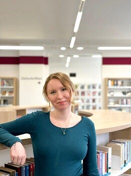 Julia Kundel ist eine Mitarbeiterin im Team der Stadtbibliothek Geretsried. | © Stadt Geretsried