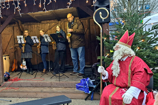 Der Nikolaus besucht den Christkindlmarkt | © Stadt Geretsried
