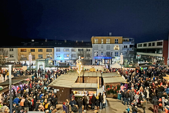 Blick auf die Buden am Karl-Lederer-Platz am Abend | © Stadt Geretsried