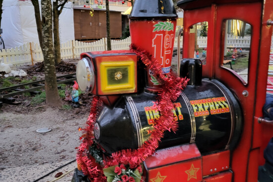 Weihnachtseisenbahn mit roter Lokomotive | © Stadt Geretsried