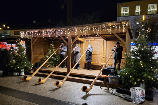 Vier Alphornbläser auf der Bühne am Christkindlmarkt | © Stadt Geretsried