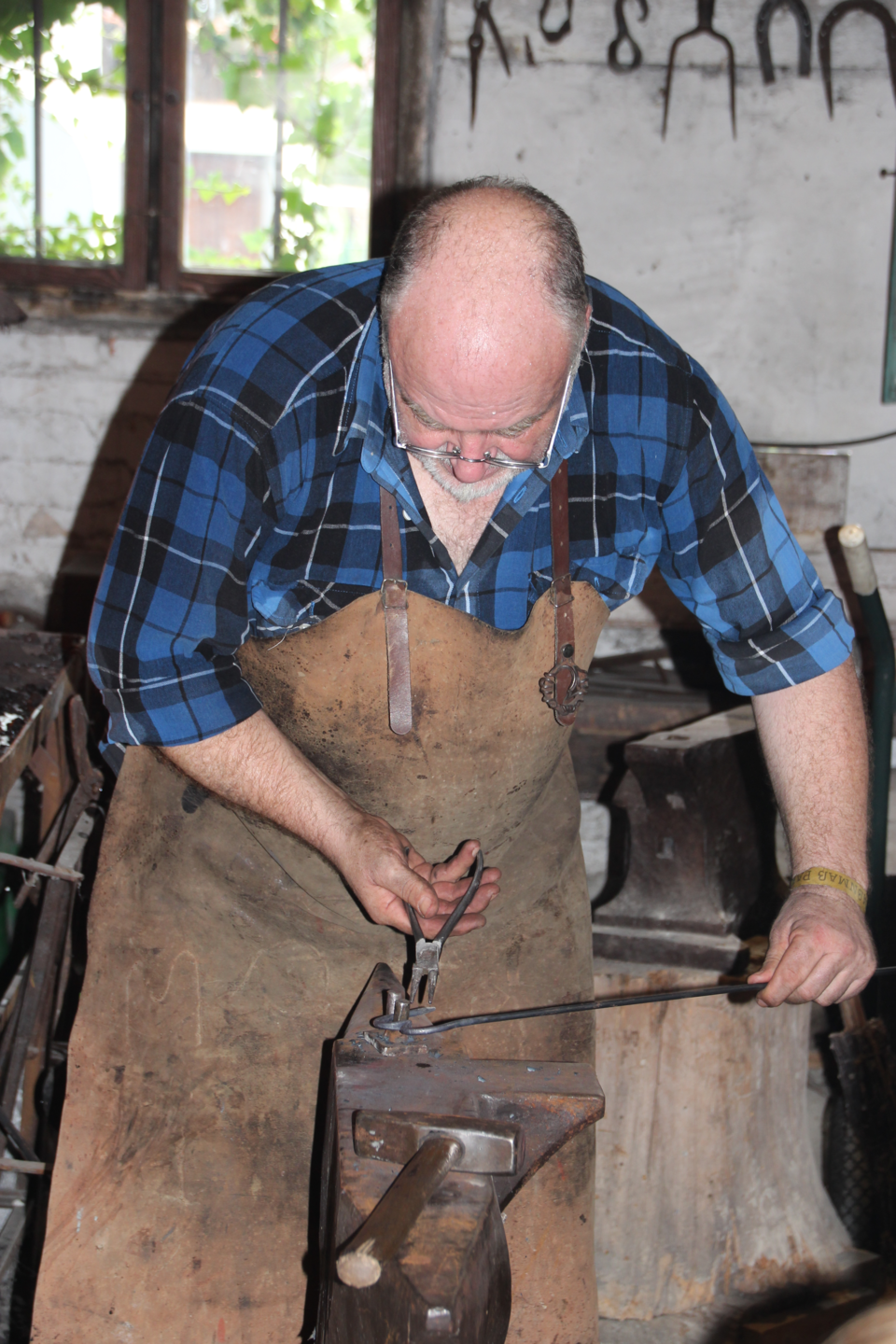 Schmied formt ein Herz aus Metall am Amboss | © Stadt Geretsried