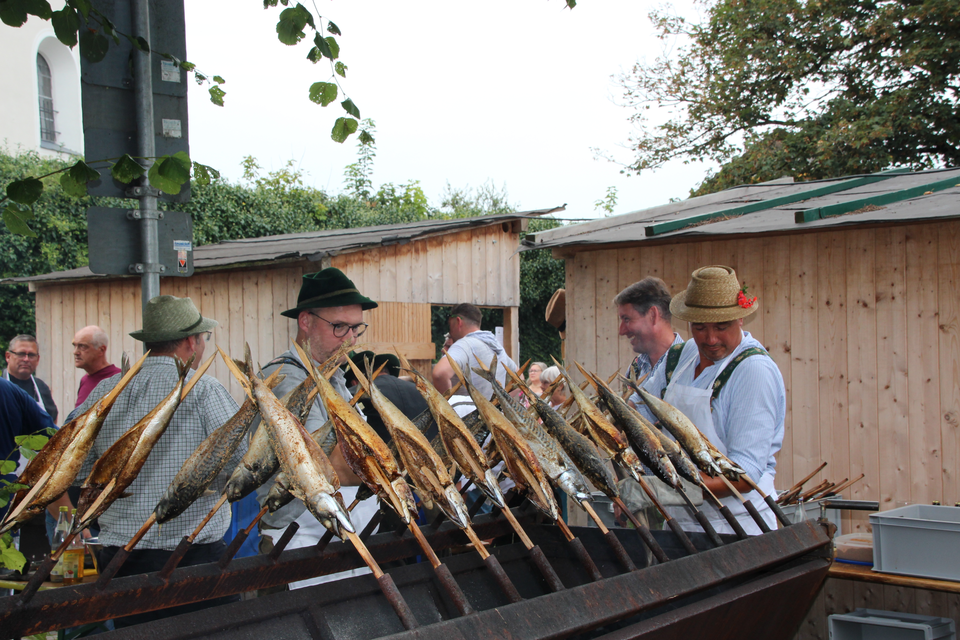 Großer Grill mit vielen Stecker-Fischen | © Stadt Geretsried