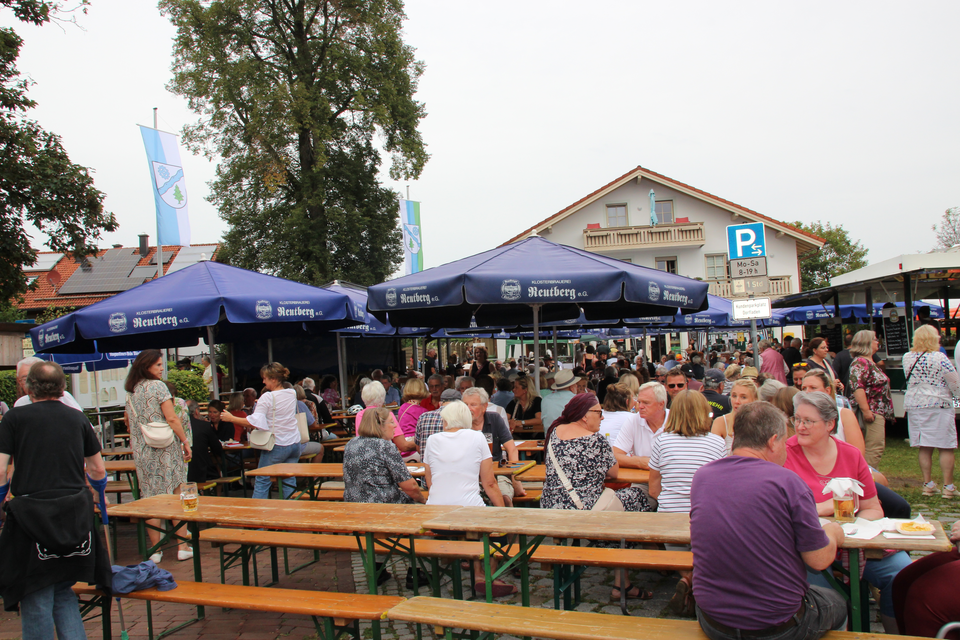Menschen sitzen an Biertischen draußen | © Stadt Geretsried