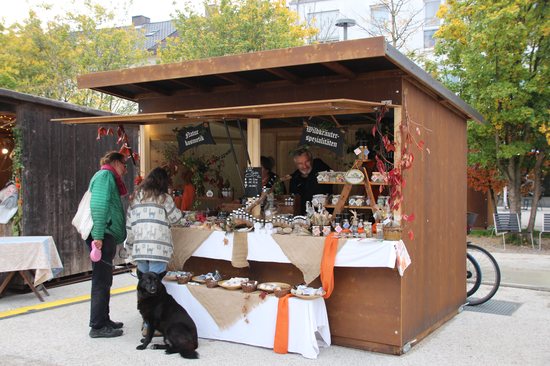 Ein Stand am Künstlermarkt mit Naturkosmetik | © Stadt Geretsried