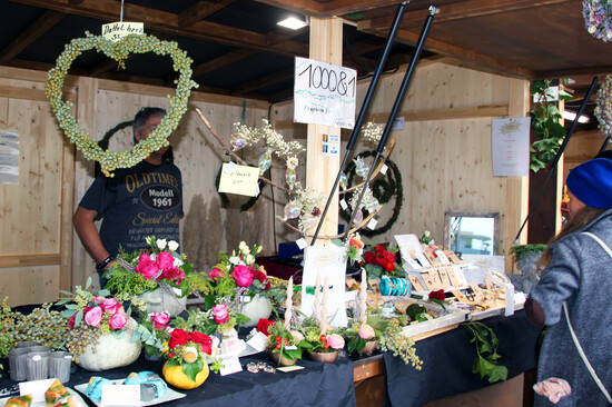 Stand mit Blumen-Deko auf dem Kunsthandwerk-Markt | © Stadt Geretsried