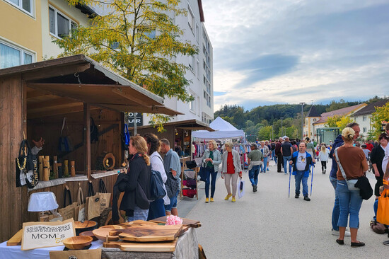 Besucherinnen und Besucher schlendern über den Kunsthandwerk-Markt | © Stadt Geretsried