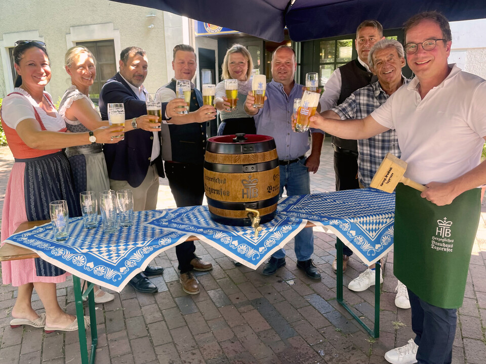 Bürgermeister, Festwirte und Mitarbeitende aus der Stadtverwaltung prosten mit einem Glas Bier in der Hand zu | © Stadt Geretsried