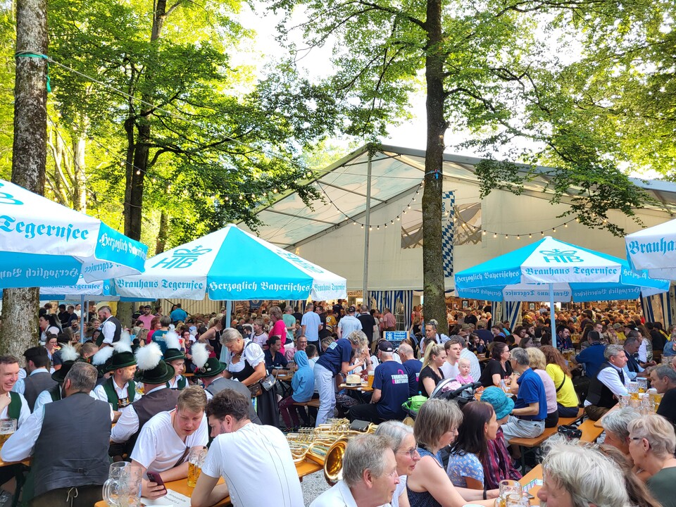 voll besetzte Biertische und blau weiß gestreifte Sonnenschirme | © Stadt Geretsried